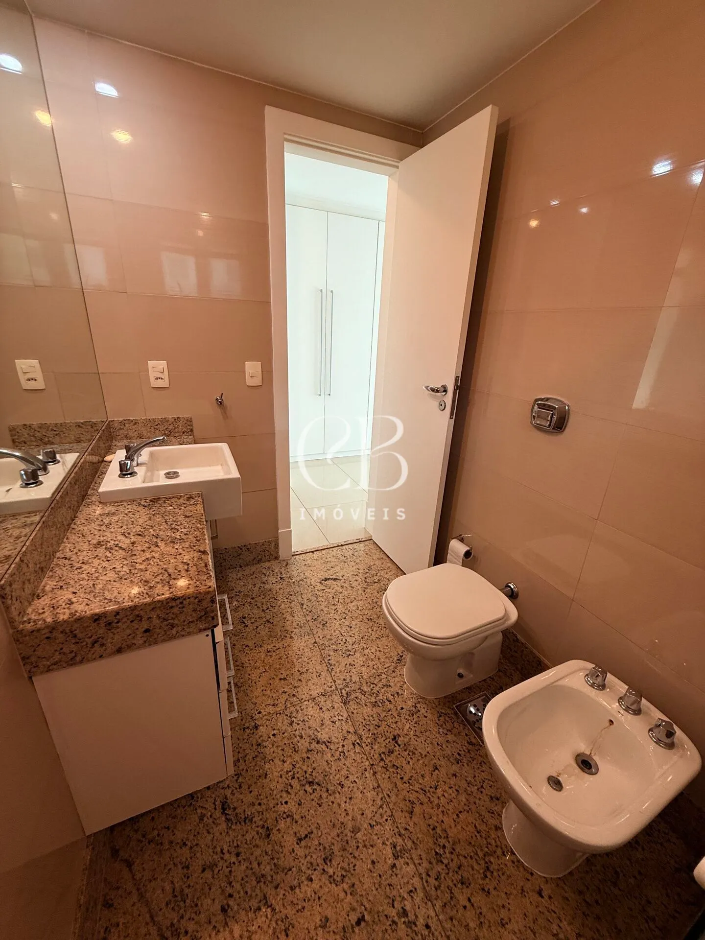 Apartment with 4 bedrooms and a balcony in great condition — photo 31