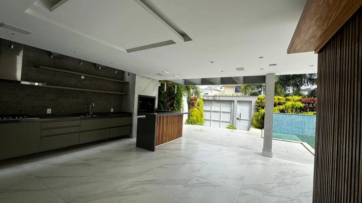 Condominium house with 3 en-suite bedrooms and 300 m² — photo 3