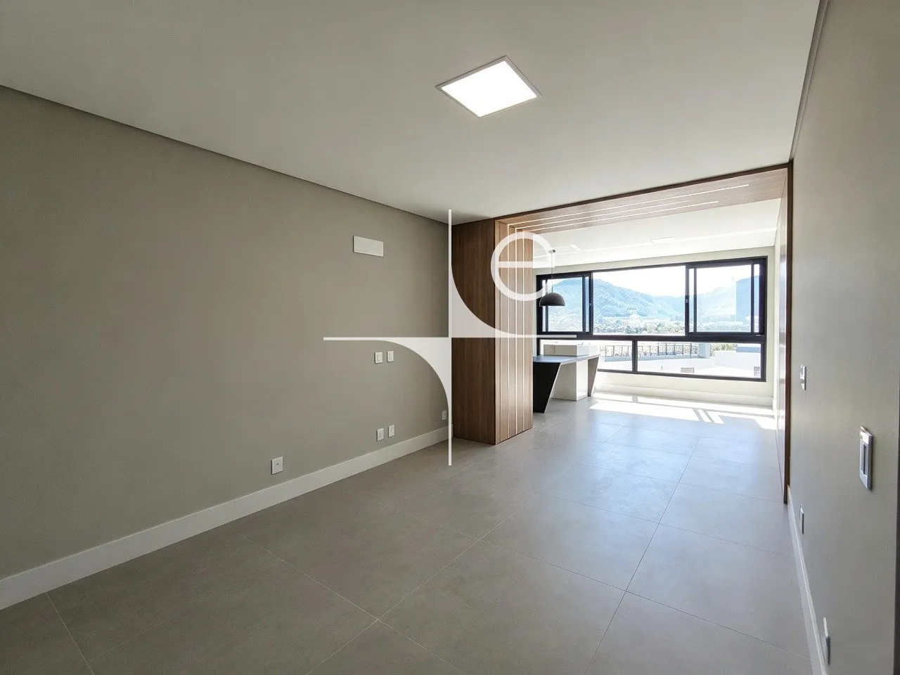 Glass-enclosed balcony in a 3-bedroom apartment, 150 m² — photo 36