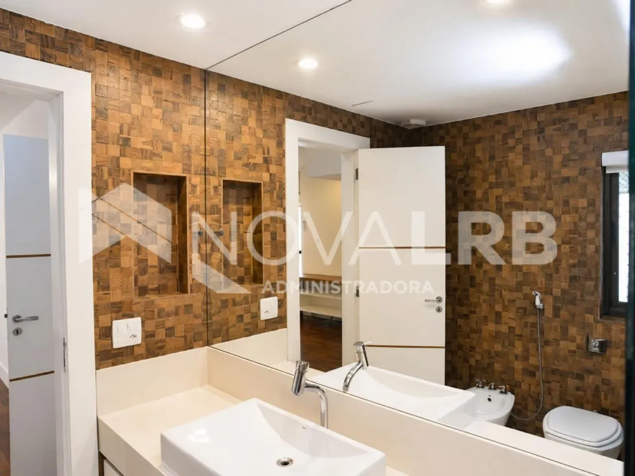 4-bedroom apartment with enclosed glass balcony — photo 45