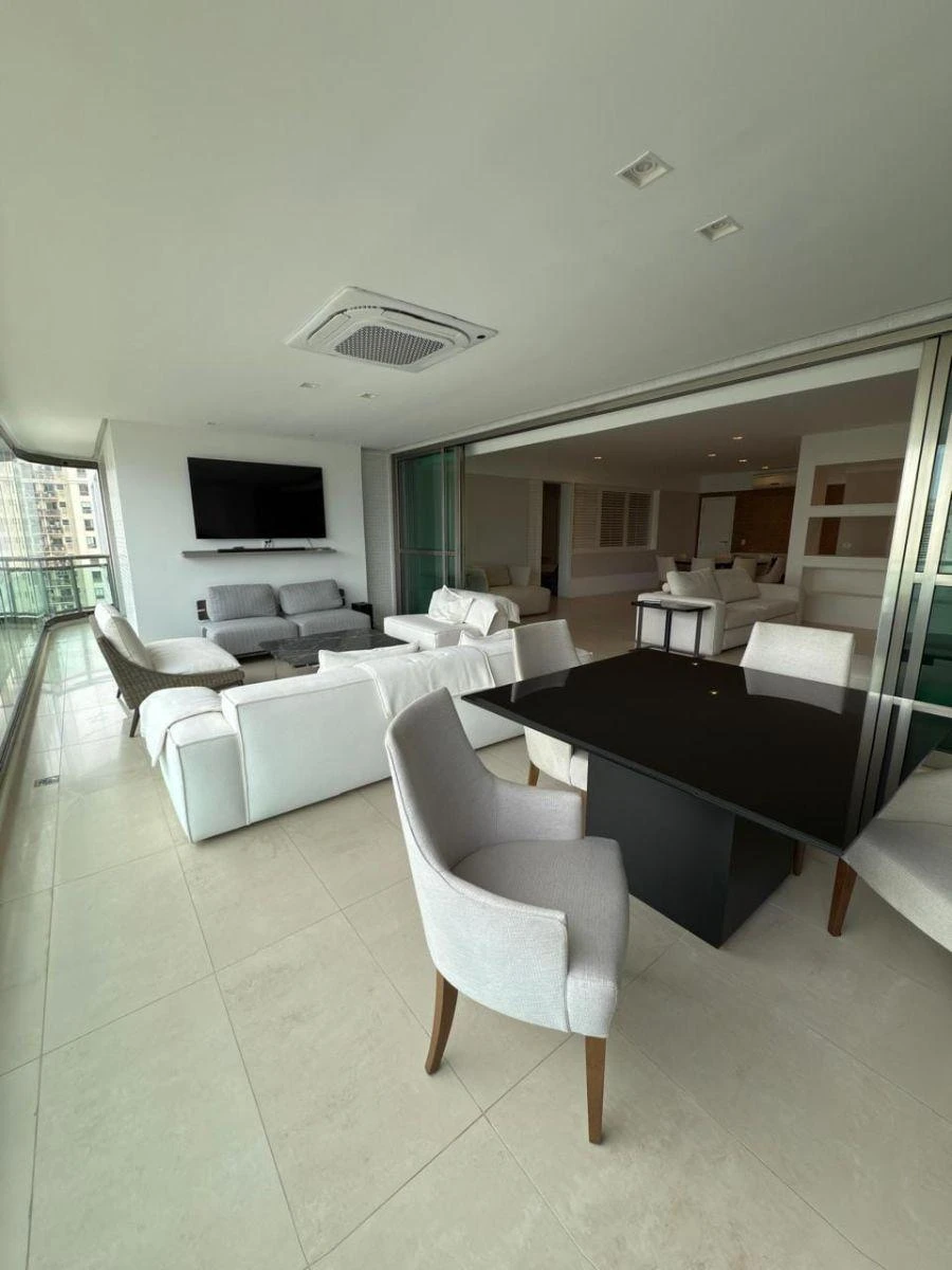 294 m² apartment with 4 suites and an open-plan kitchen