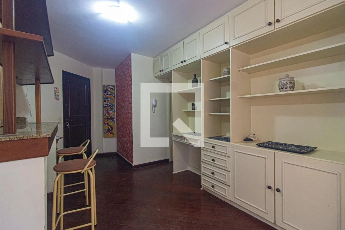 Furnished studio, 60 m², with a glass-enclosed balcony
