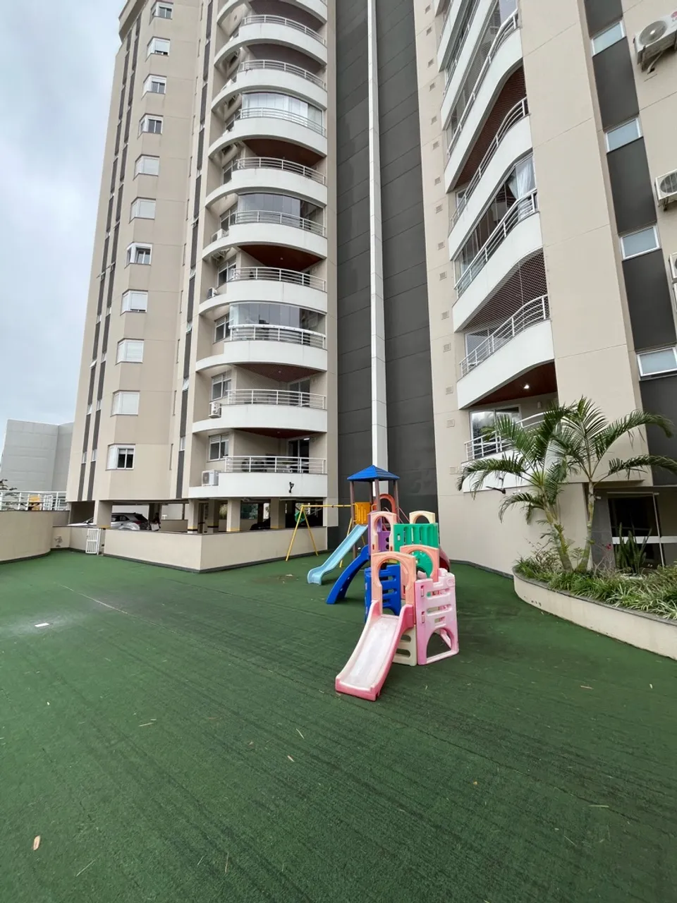 4-bedroom apartment in a building with a pool — photo 10