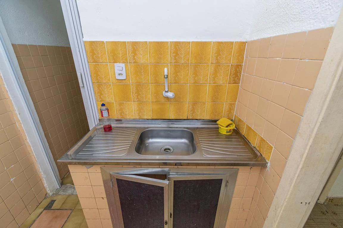 2-bedroom apartment with 1 bathroom, no parking