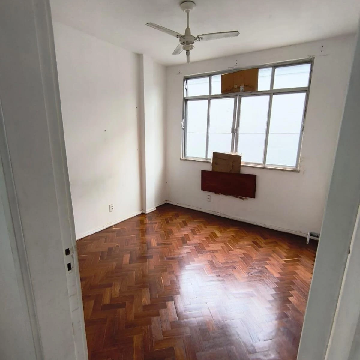 Wood or laminate floors in a 2-bedroom apartment, 62 m² — photo 2