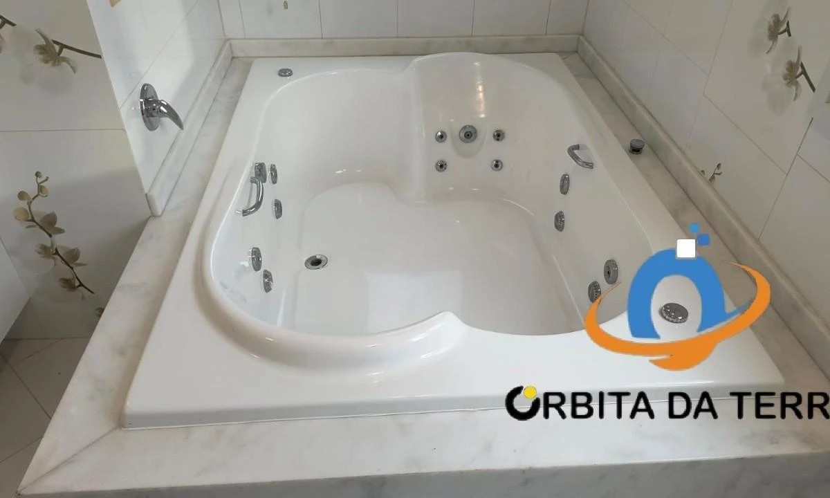 5-bedroom house with a bathtub in Curitiba — photo 16