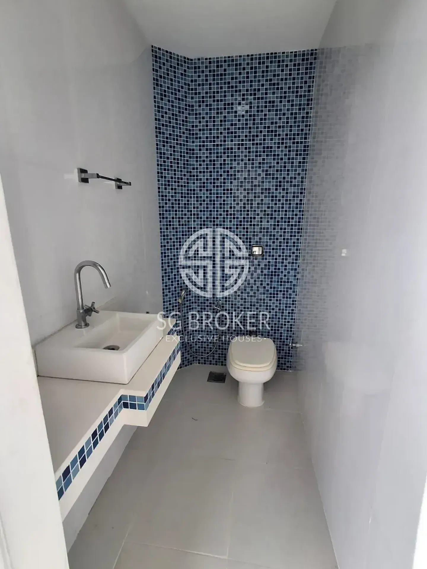 Casa com 5 suítes e 5 banheiros, 330 m² — photo 51