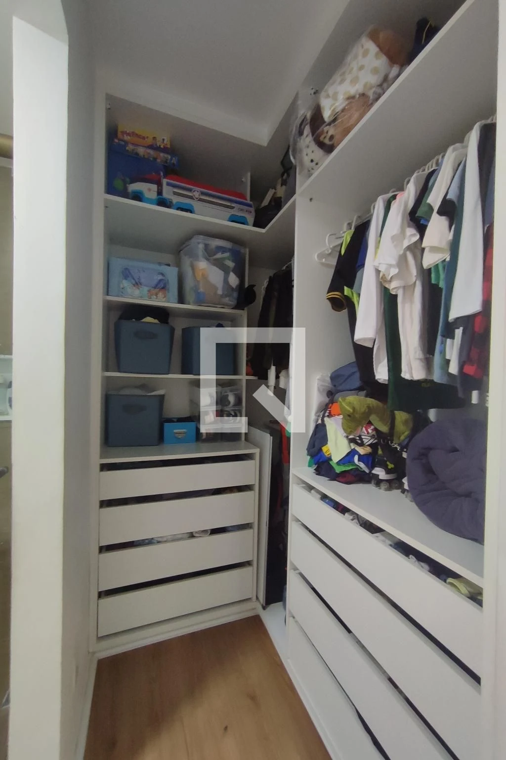 Apartamento de 89 m² com janelas do piso ao teto e closet — photo 74