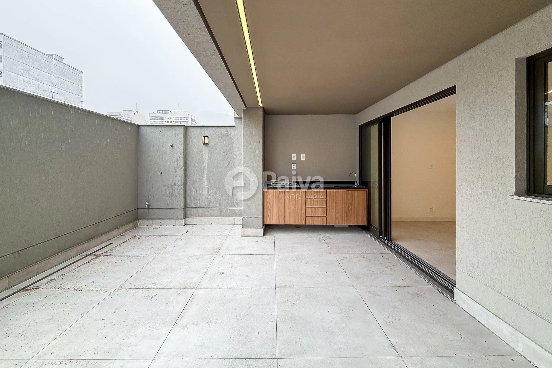 3-bedroom apartment with a grill on the balcony — photo 6