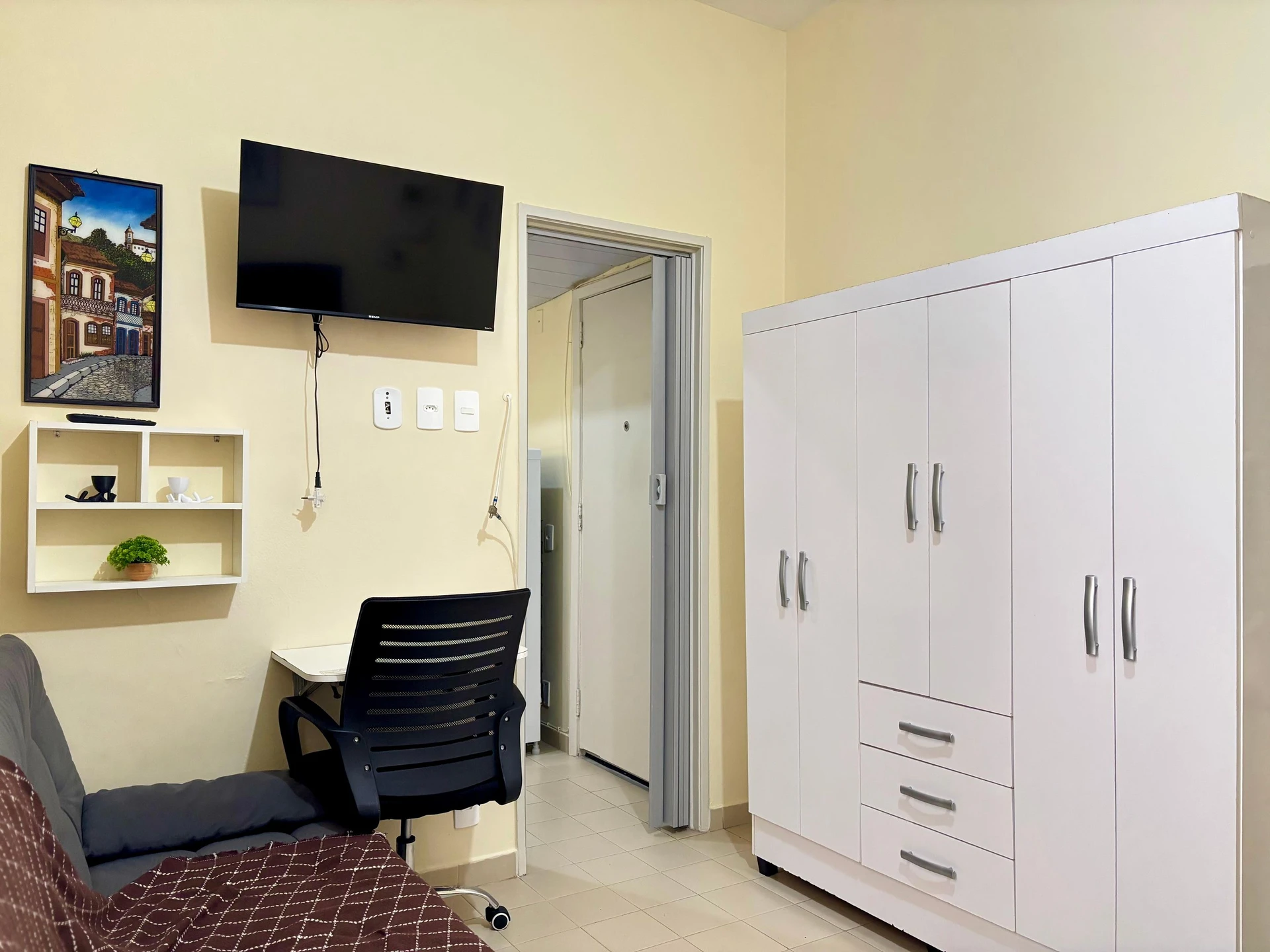 Furnished studio with 1 bedroom and a glass shower — photo 12
