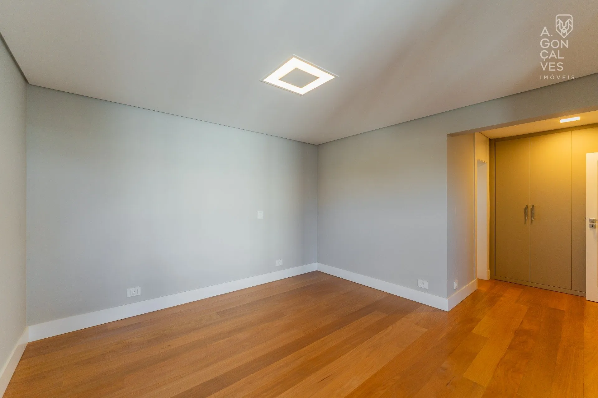479 m² apartment with 4 bedrooms and 4 parking spaces — photo 37
