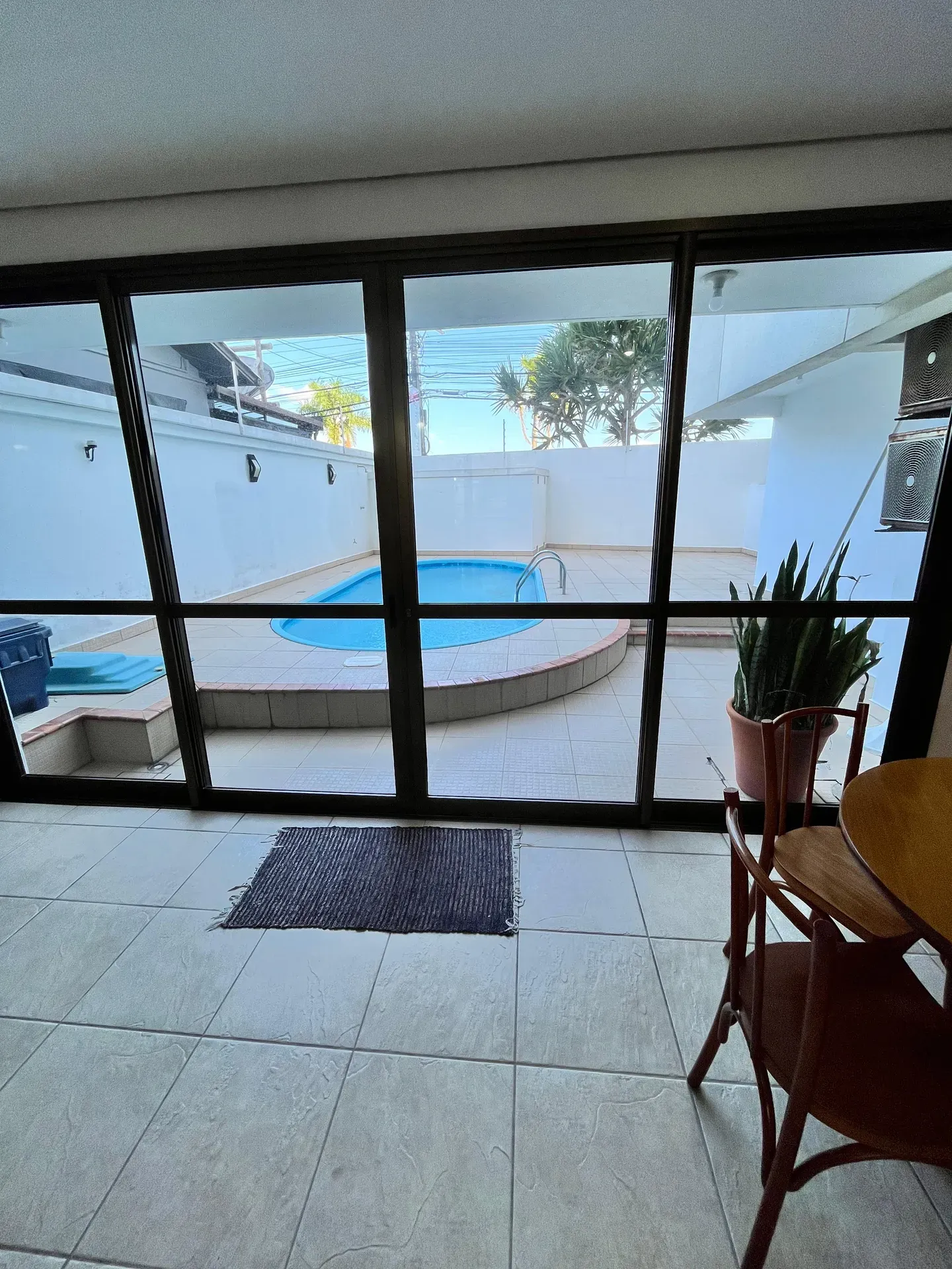 Furnished 3-bedroom apartment with 3 bathrooms — photo 26