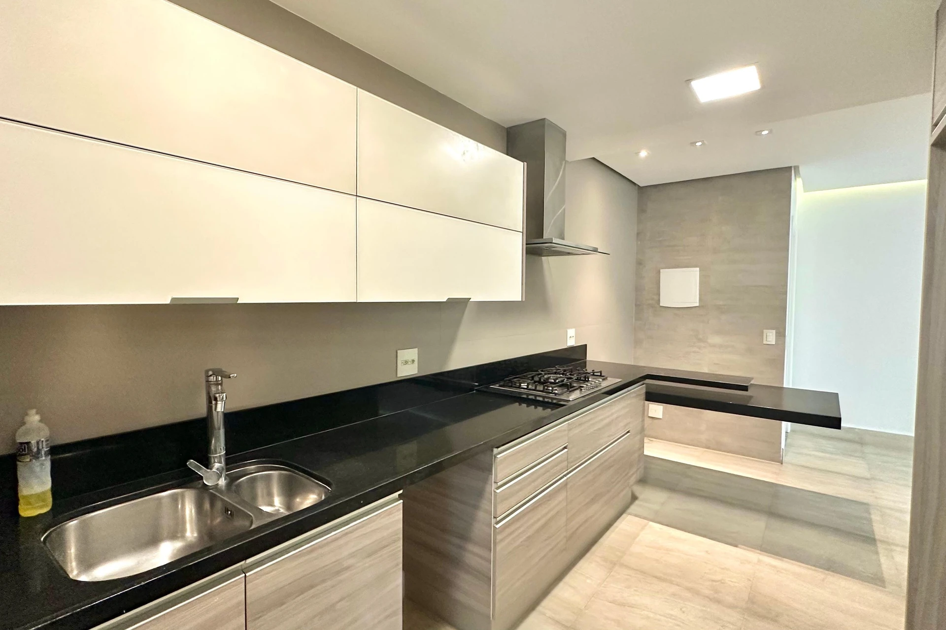 Unfurnished apartment with 2 suites and a balcony — photo 37