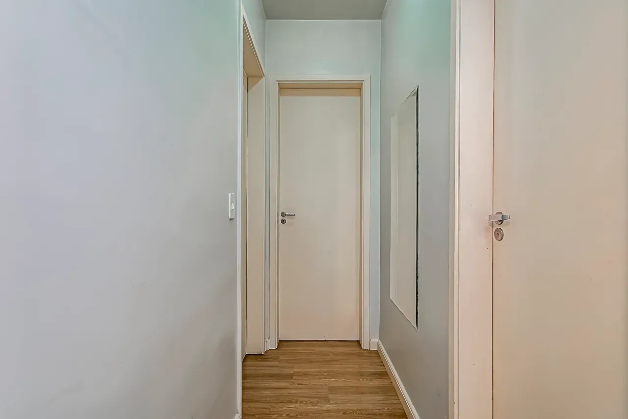 2-bedroom apartment with wood or laminate floors in Curitiba — photo 24
