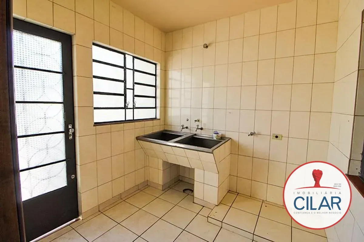 Bathtub in a 4-bedroom house, 280 m² — photo 26