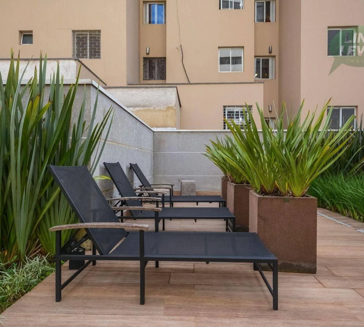 One-bedroom apartment in a building with a coworking space — photo 12