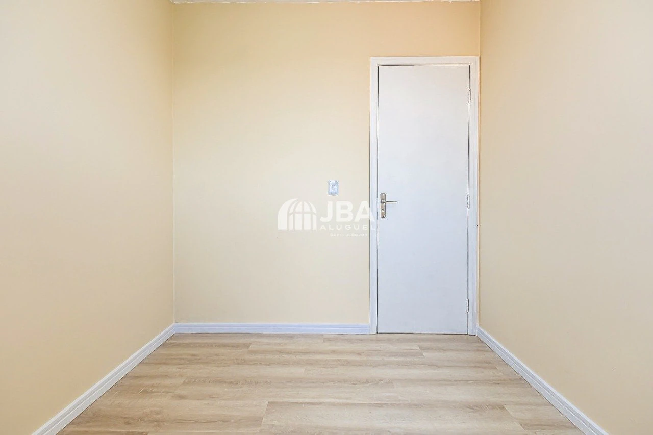 Wood or laminate floors in a 2-bedroom apartment, 68 m² — photo 18