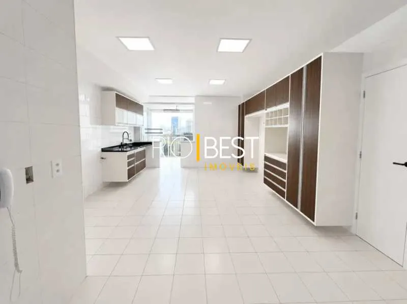 Unfurnished 4-bedroom apartment with open-plan kitchen — photo 26