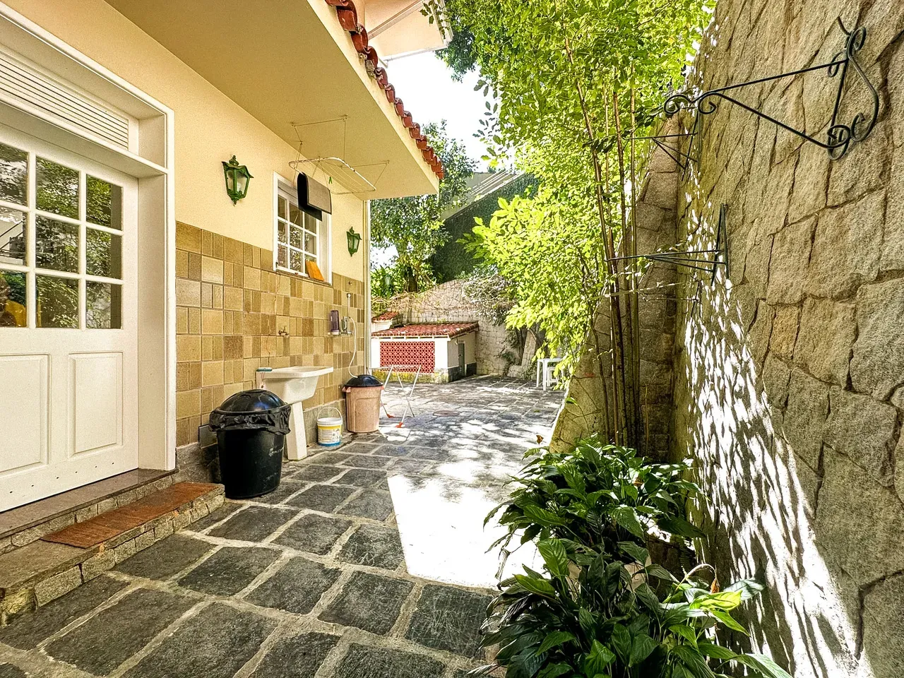 Furnished house with 4 bedrooms and 2993 m², 3 en-suites — photo 47