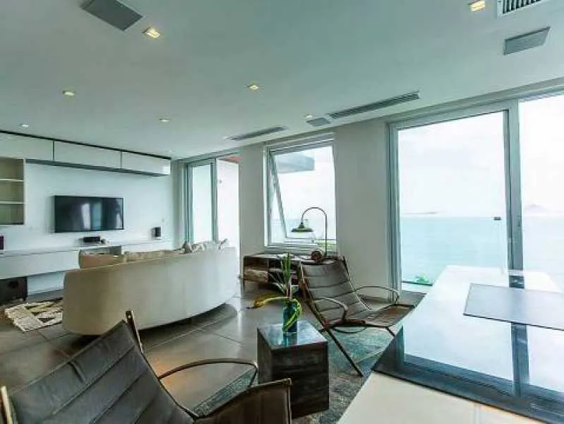 Triplex house with 7 bedrooms and 8 bathrooms