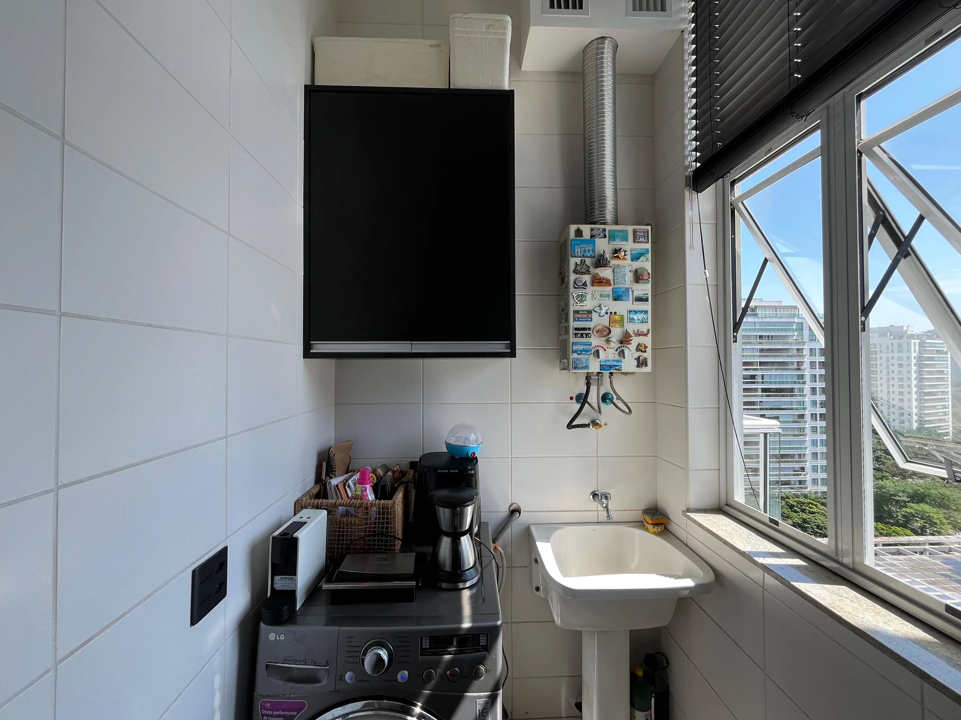 One-bedroom apartment with floor-to-ceiling windows — photo 3