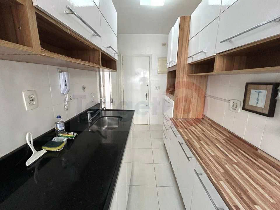 2-bedroom apartment with wood or laminate floors — photo 3