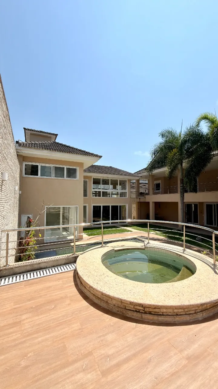 5-bedroom house with a grill on the balcony