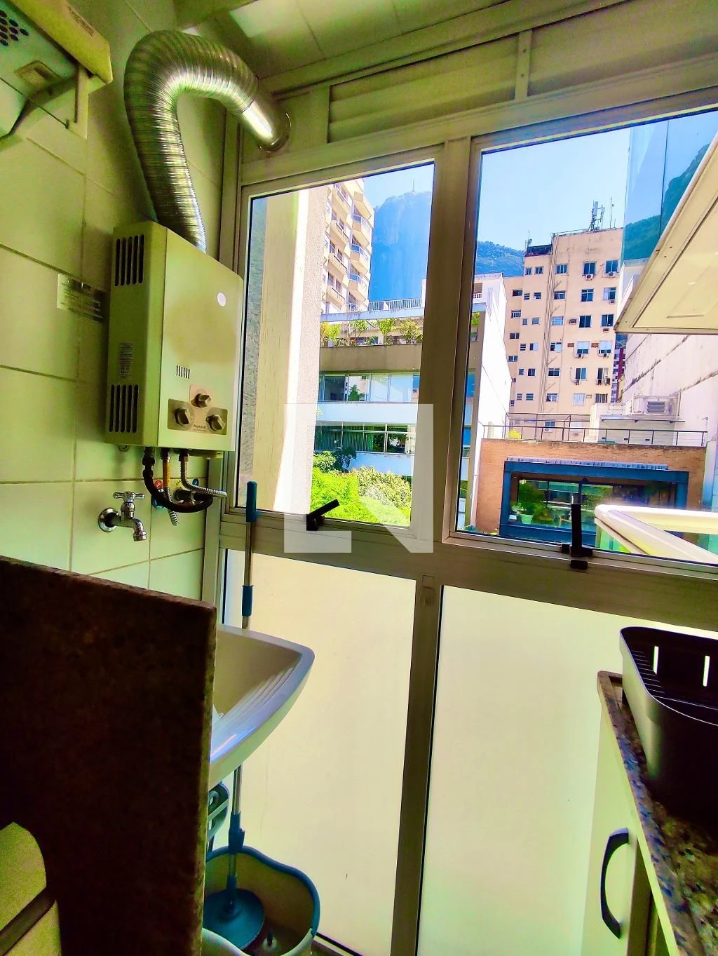 Furnished 1-bedroom apartment with open kitchen — photo 21