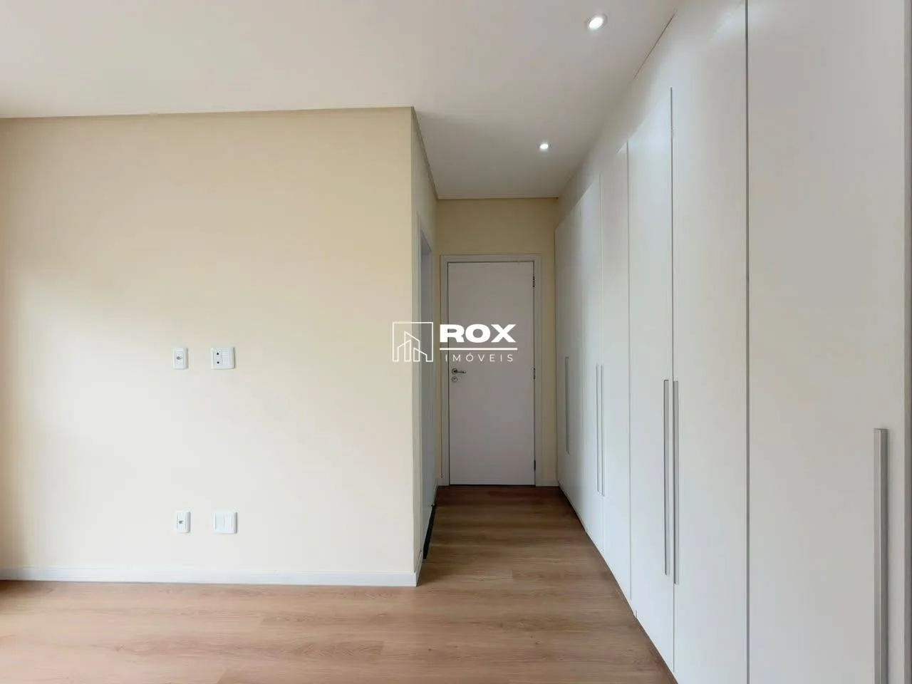 Glass-enclosed balcony in a 3-bedroom apartment, 105 m² — photo 29