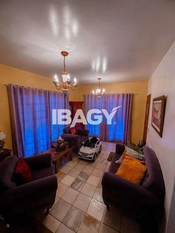 Будинок на 4 спальні та 1 ванну при спальні, 150 м²