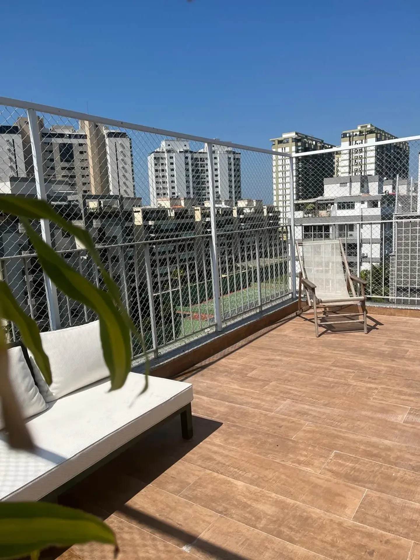 Furnished 3-bedroom apartment with glass balcony — photo 38