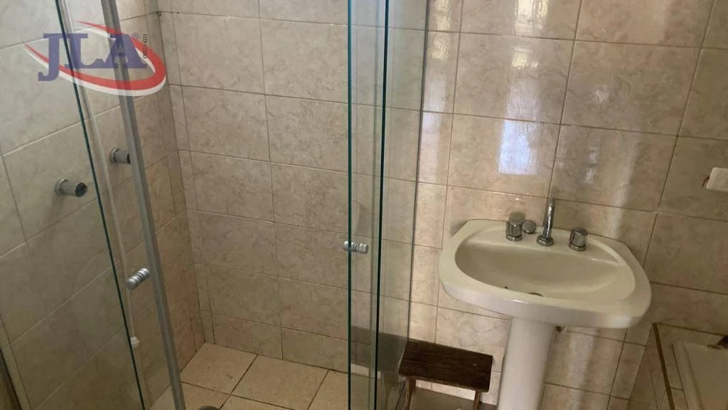 3-bedroom house with a bathtub — photo 10