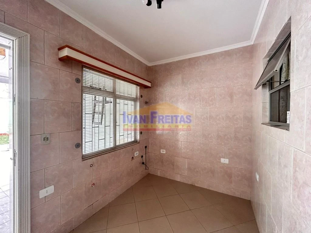 3-bedroom house with a walk-in closet in Curitiba — photo 28