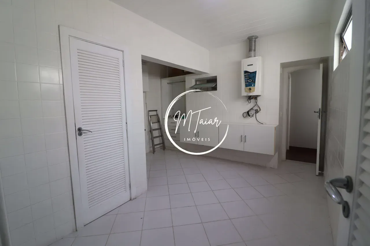 323 m² apartment with 4 bedrooms and 5 bathrooms — photo 36