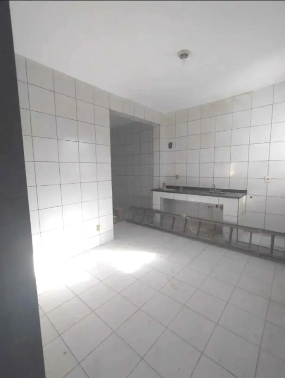 Rental apartment with 2 bedrooms, 1 bath, and a parking space — photo 2