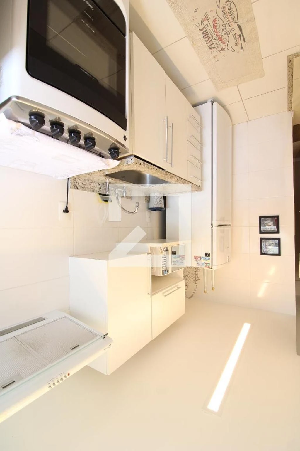 Furnished 2-bedroom apartment with glass balcony — photo 9