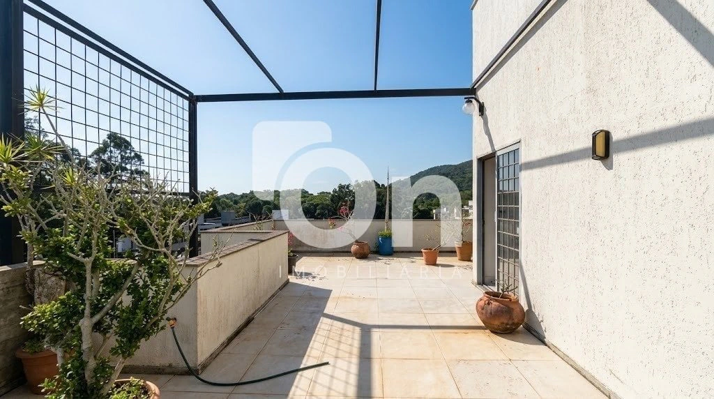 2-bedroom house with a mountain view in Florianópolis — photo 22