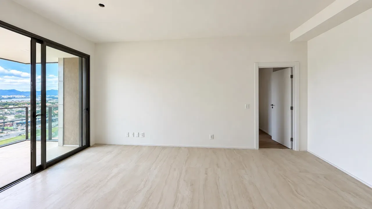 Glass-enclosed balcony in a 3-bedroom apartment, 115 m² — photo 6