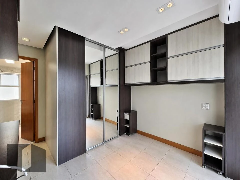 Walk-in closet in a 3-bedroom apartment, 122 m² — photo 10