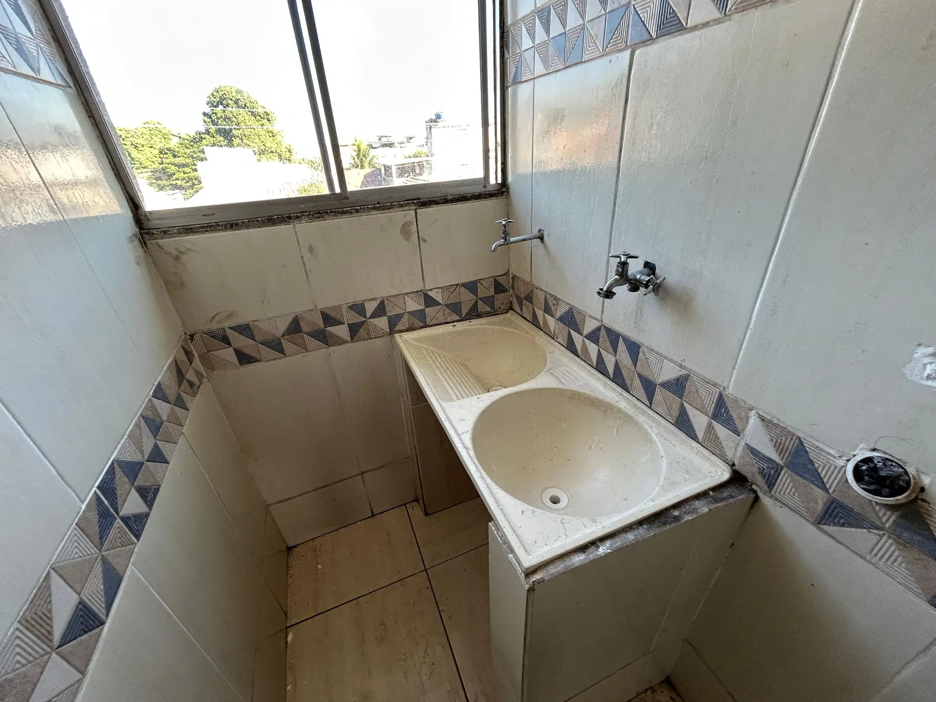 Квартира з 2 спальнями та 1 ванною з душовою зі скла — photo 23
