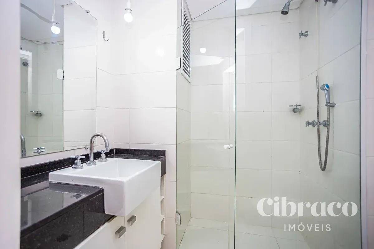 One-bedroom apartment in a building with a gym — photo 13