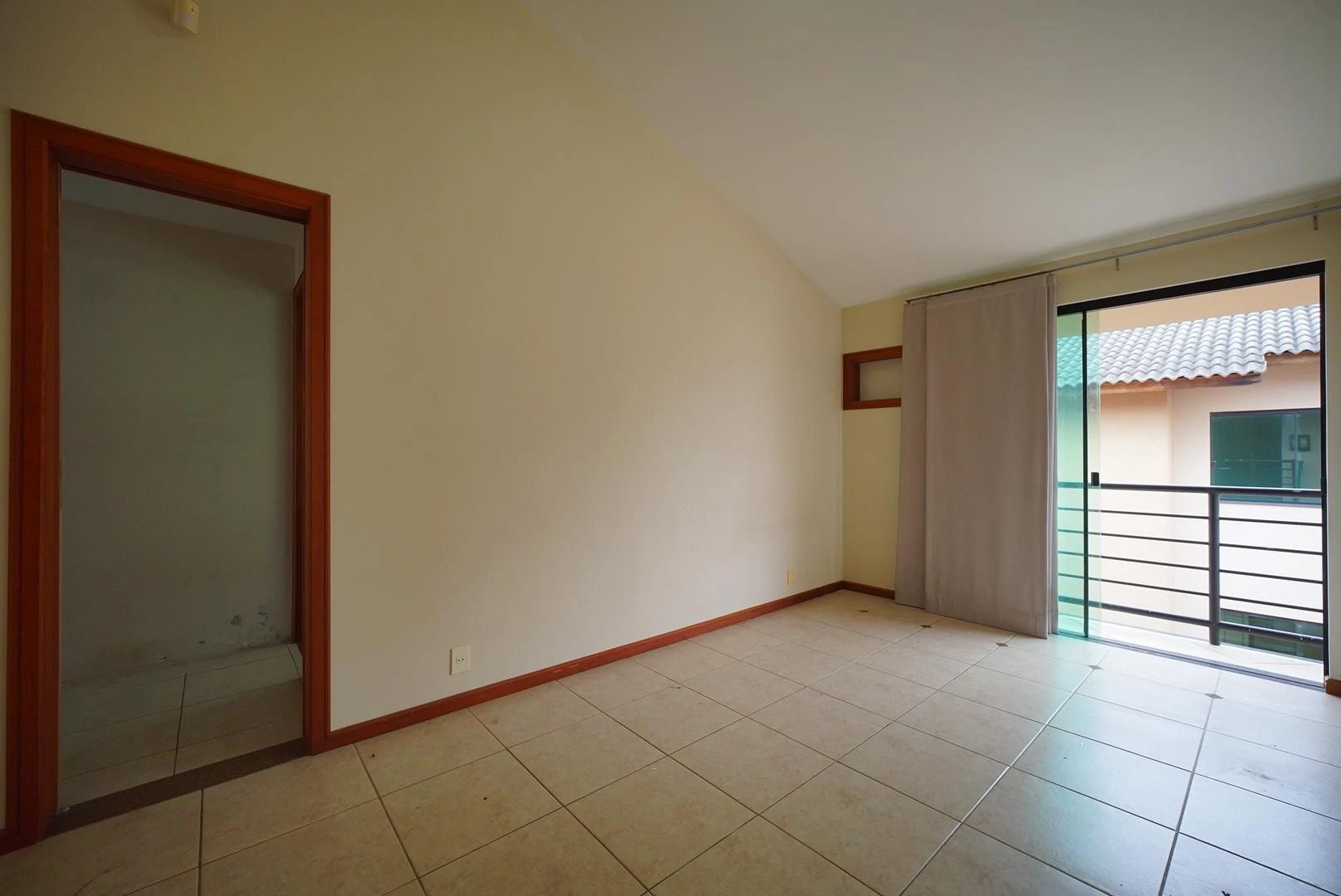407 m² house with a washing machine and a bathtub — photo 27