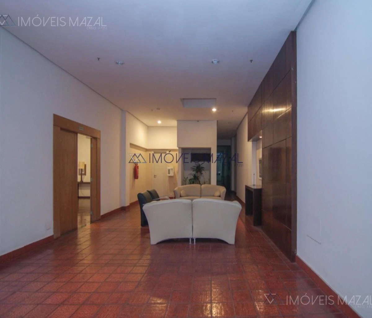 Glass-enclosed balcony in a one-bedroom apartment, 102 m² — photo 46