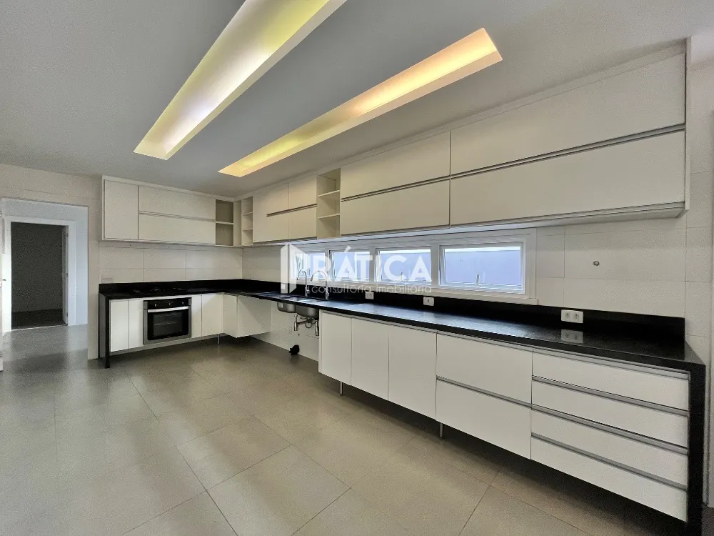 House with 5 bedrooms and an open-plan kitchen — photo 35