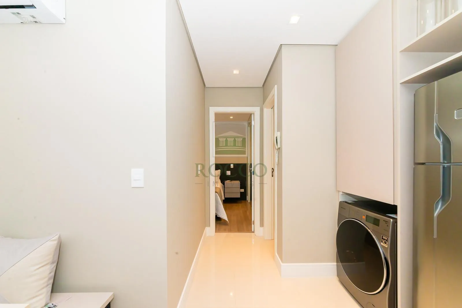 Furnished 1-bedroom apartment with an open kitchen — photo 4