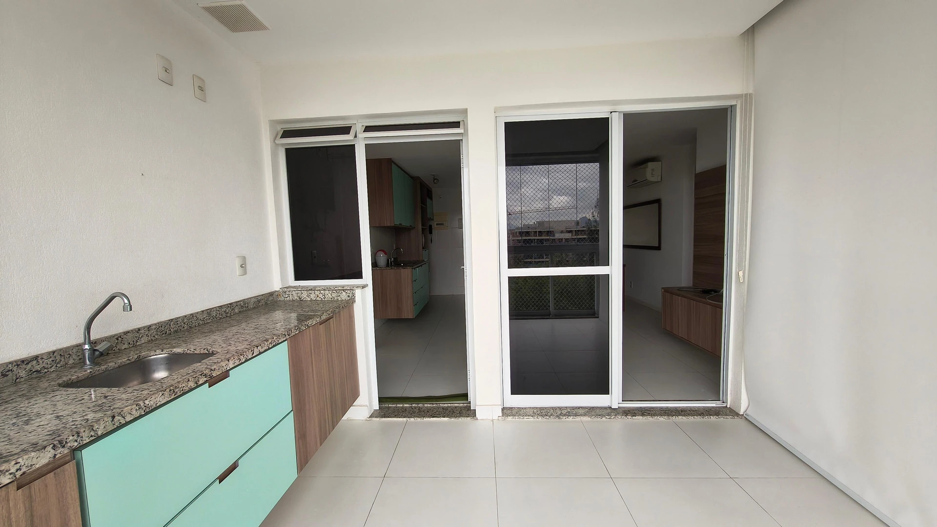 Glass-enclosed balcony in a 2-bedroom apartment, 70 m² — photo 11