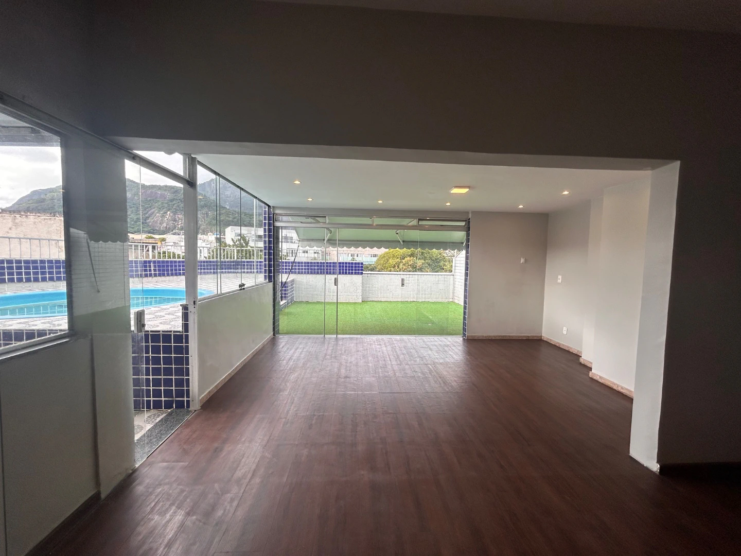 3-bedroom apartment with a terrace and mountain views — photo 4