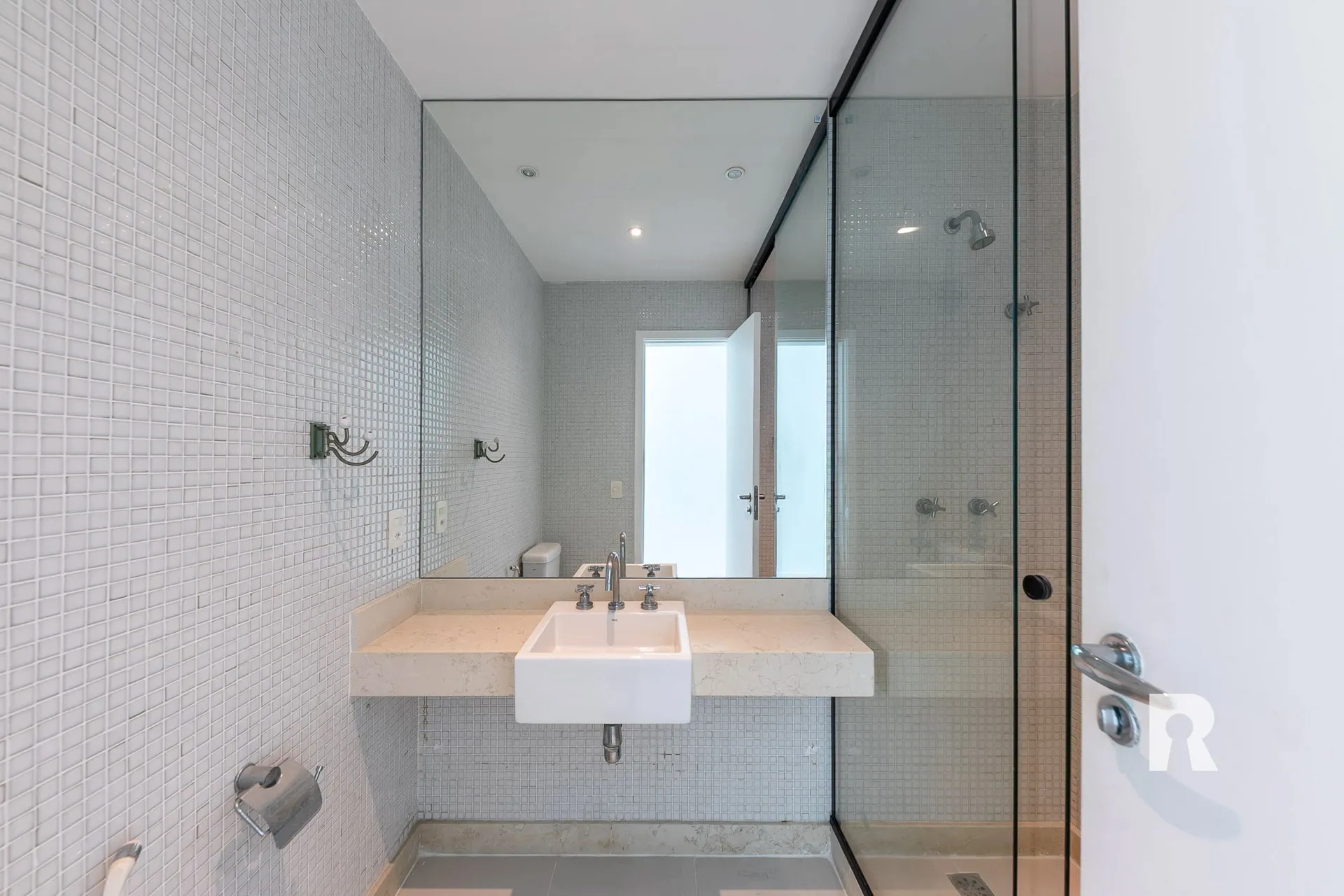 4-bedroom, 5-bath apartment with a balcony — photo 24