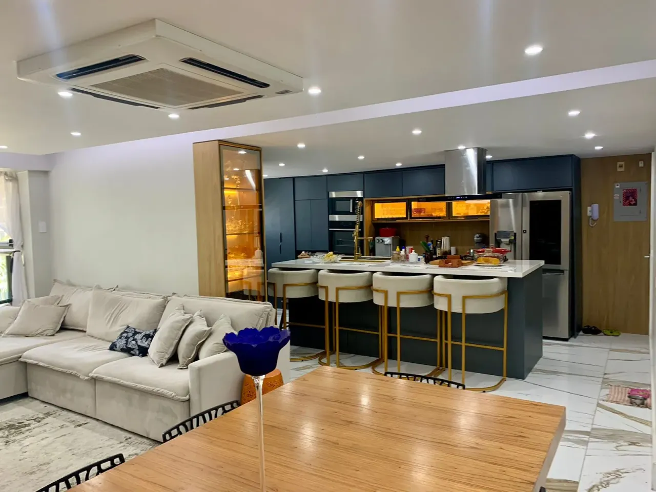Furnished 4-bedroom apartment with open-plan kitchen — photo 2