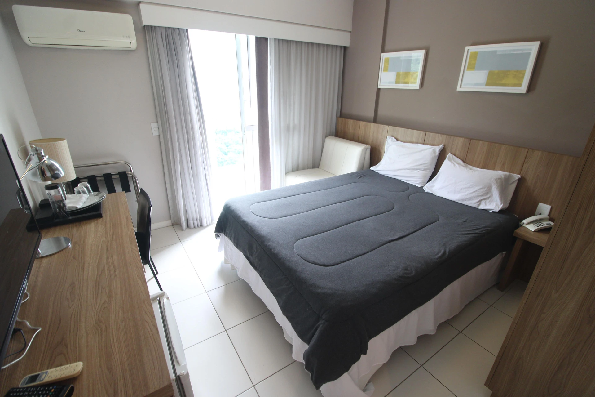 Furnished studio with 1 bedroom and open-plan kitchen — photo 4